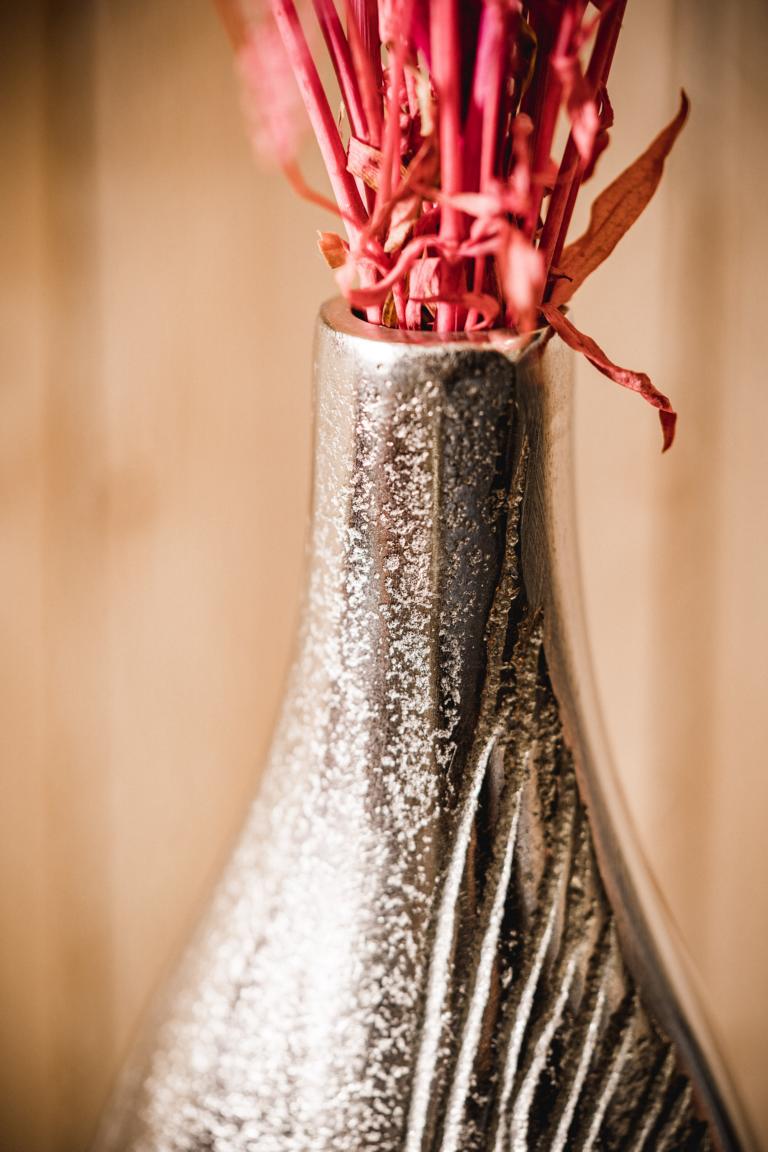 MN_Ambiente_20_09_2021-00020615223e09826f Moderne schmale Vase Silber aus Metall
